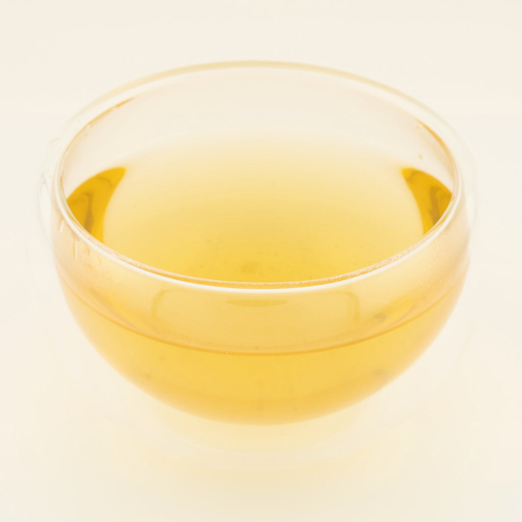 Jasmine Peach At Dawn, brewed, in a clear glass [jasmine-peach-at-dawn-03-liquor]