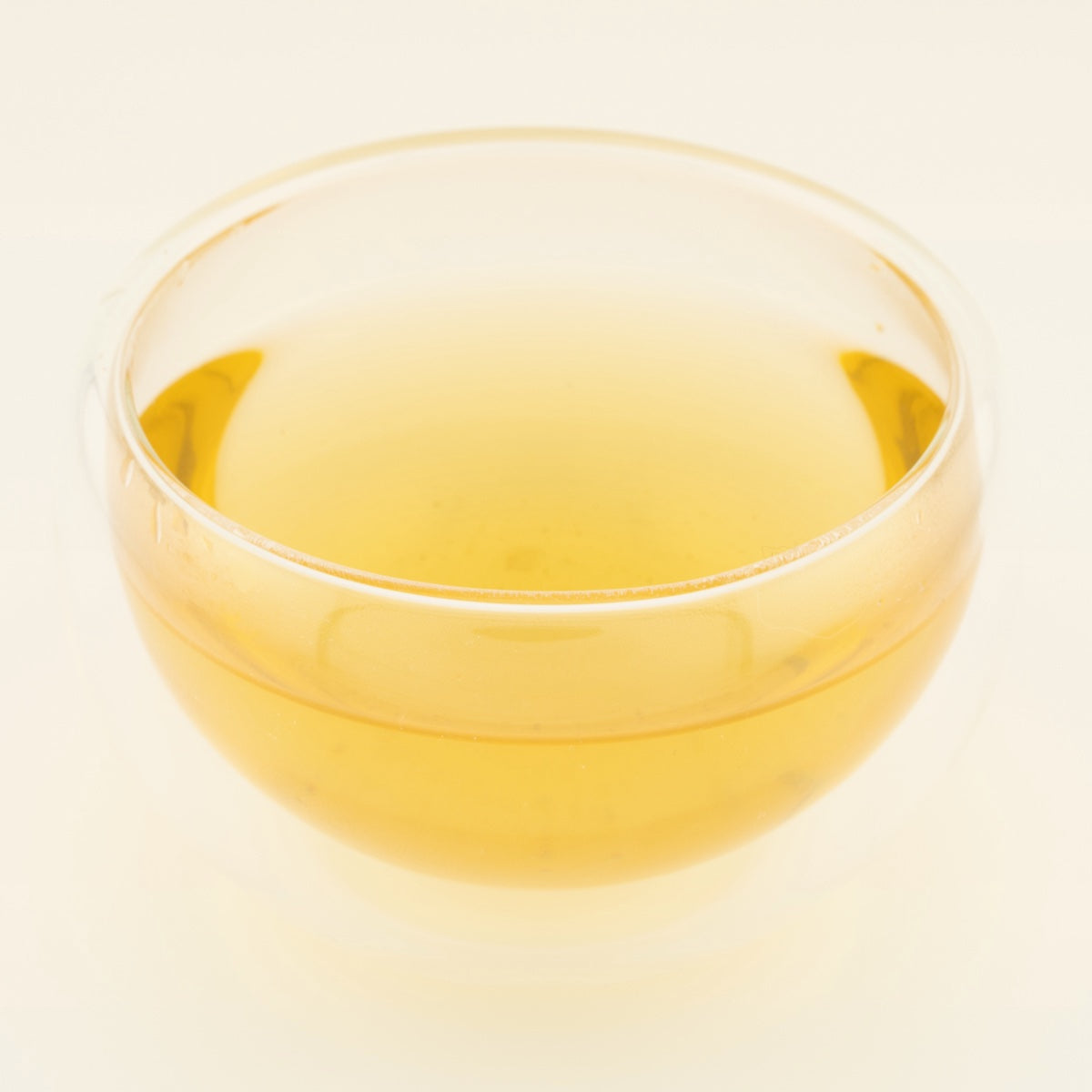 Jasmine Peach At Dawn, brewed, in a clear glass [jasmine-peach-at-dawn-03-liquor]